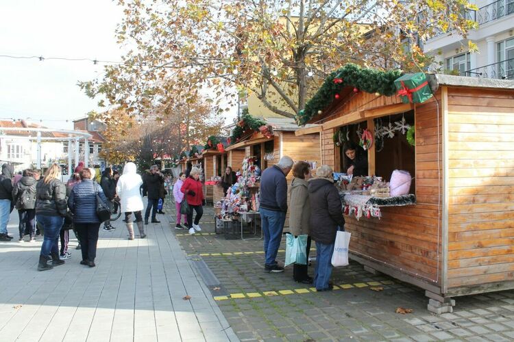 Местни деликатеси и питиета представя  Коледен базар в Свиленград