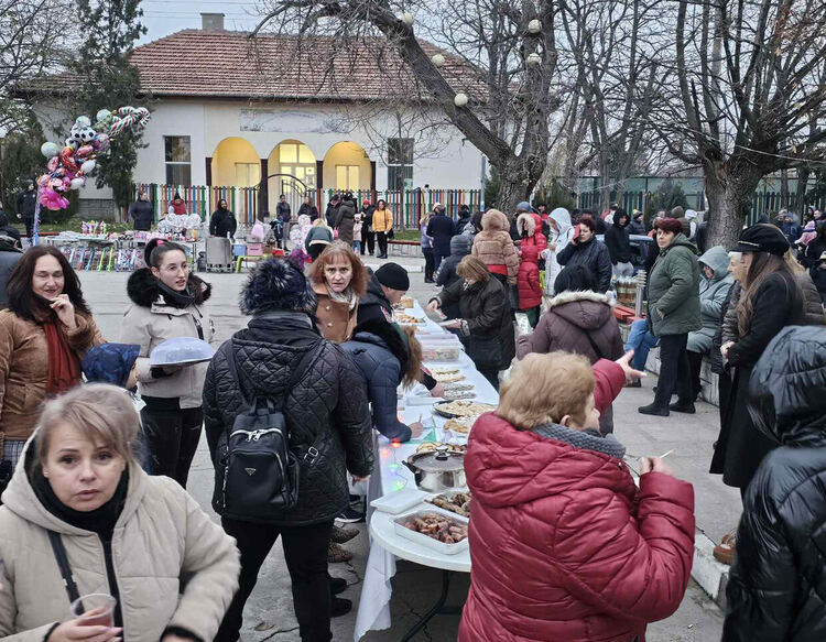 В димитровградското село Добрич запалиха светлините на елхата
