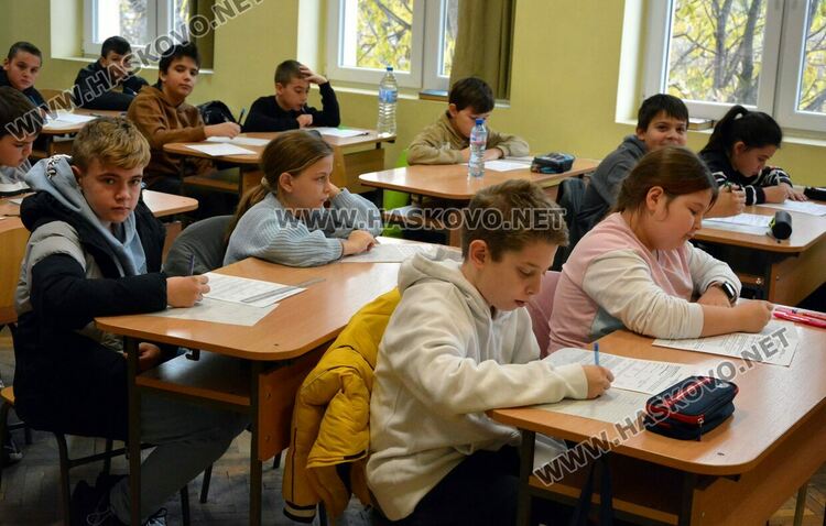 Стотици ученици се включиха в традиционното Коледно математическо състезание