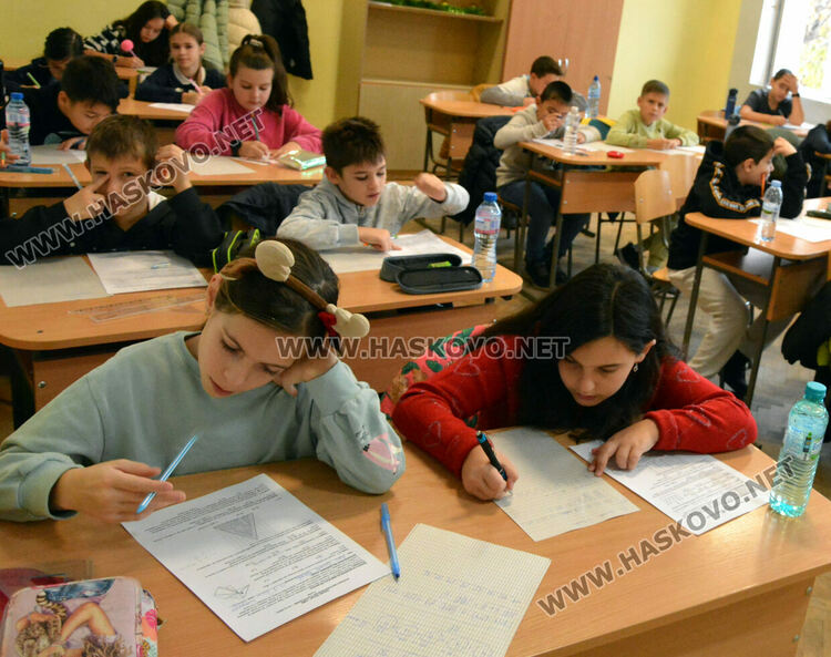 Стотици ученици се включиха в традиционното Коледно математическо състезание