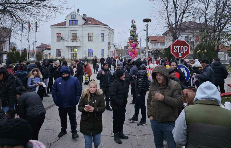 В димитровградското село Добрич запалиха светлините на елхата