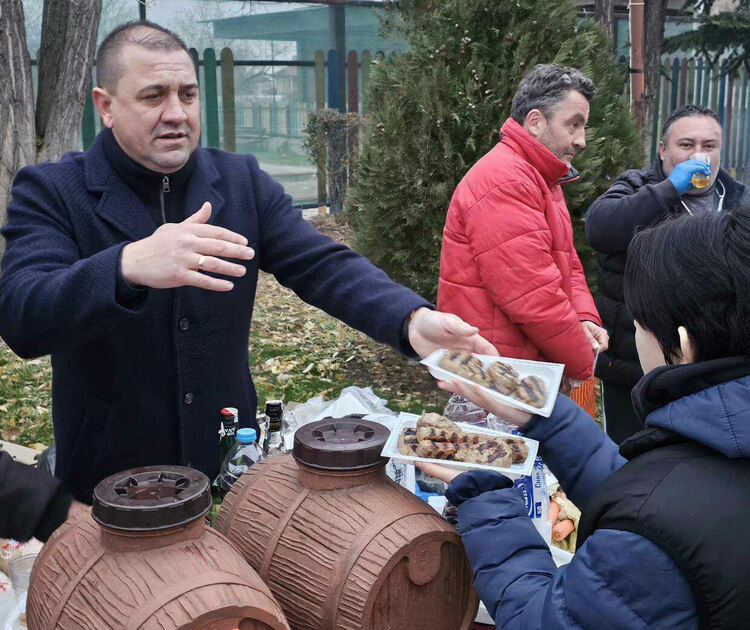 В димитровградското село Добрич запалиха светлините на елхата