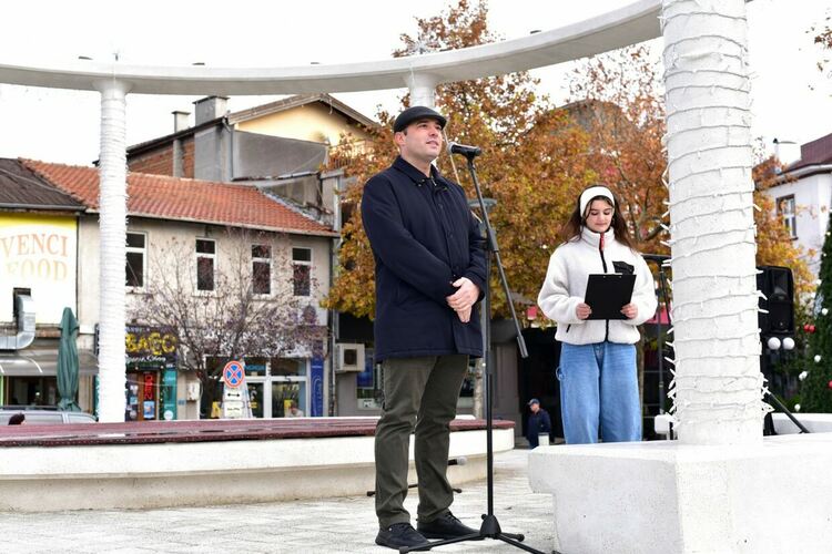 Местни деликатеси и питиета представя  Коледен базар в Свиленград