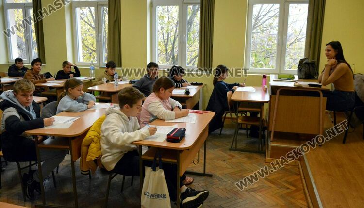 Стотици ученици се включиха в традиционното Коледно математическо състезание