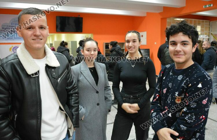 Стотици ученици се включиха в традиционното Коледно математическо състезание