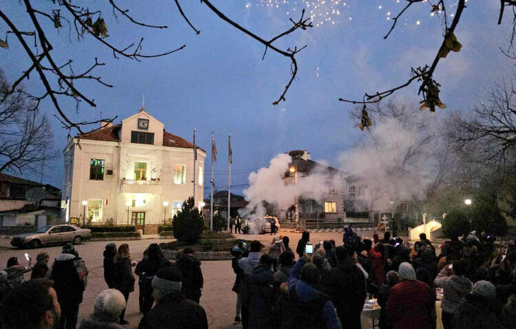 В димитровградското село Добрич запалиха светлините на елхата