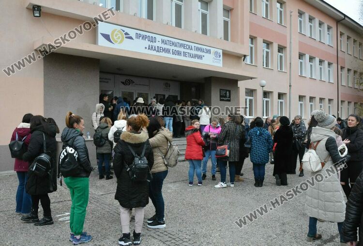 Стотици ученици се включиха в традиционното Коледно математическо състезание