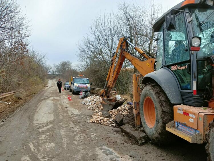 Ремонт на пътя затруднява движението между Първомай и Виница