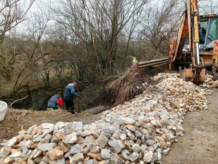 Ремонт на пътя затруднява движението между Първомай и Виница