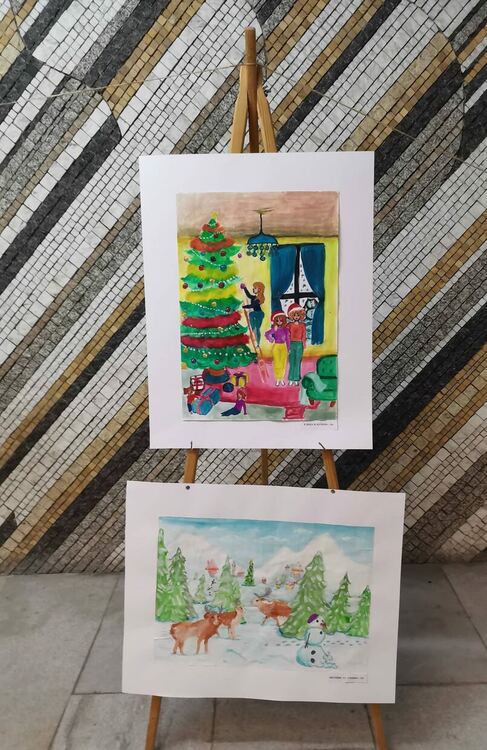 В общината подредиха коледна изложба с детски рисунки