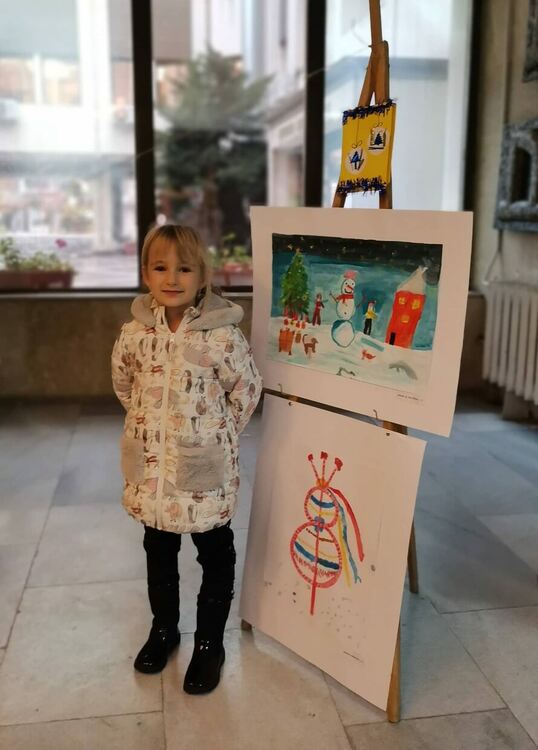 В общината подредиха коледна изложба с детски рисунки