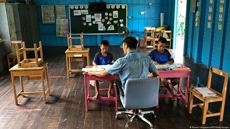 Училището в село Бан Кун Самут Чин вече се е местило три пъти заради прииждането на водите