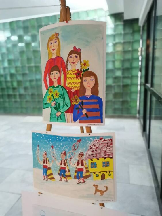 В общината подредиха коледна изложба с детски рисунки