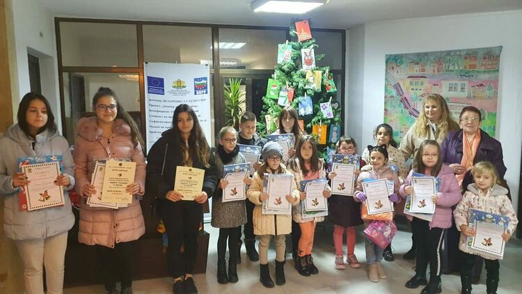 В общината подредиха коледна изложба с детски рисунки