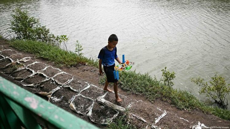Децата в Бан Кун Самут Чин са свикнали да се местят