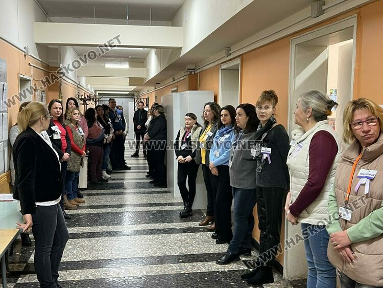 Социалните работници от Хасково в едночасов протест, но продължиха и да обслужват