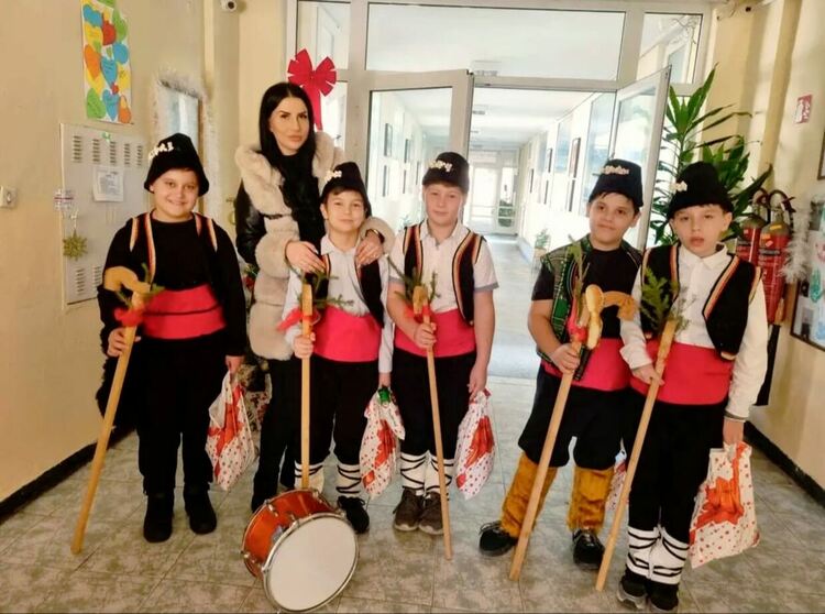 Нермин Халил с коледари в дома