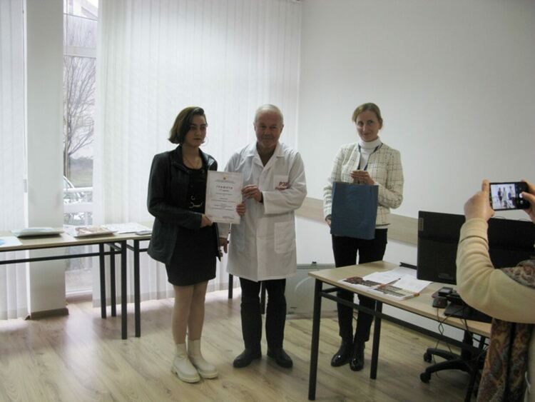 Наградиха ученици в Кърджали за изработване на плакат срещу тютюнопушенето