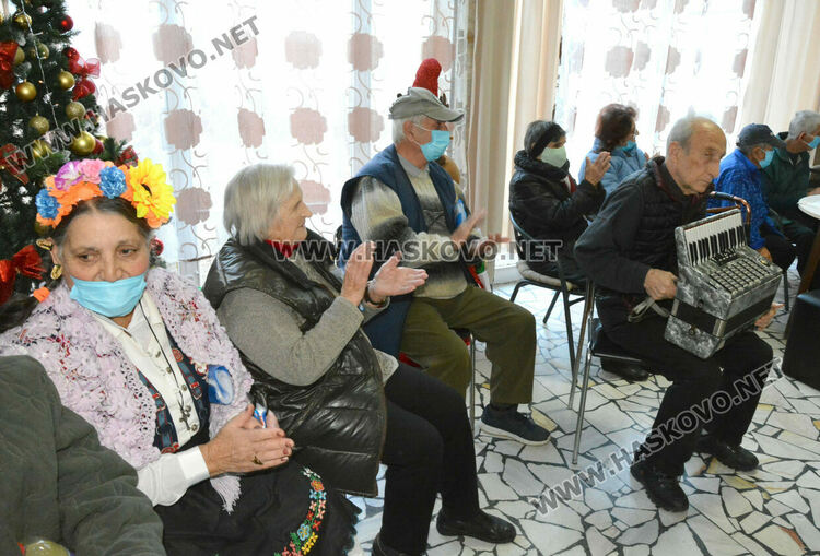 Децата от градина "Вихрогонче" стоплиха сърцата на хората от Старческия дом