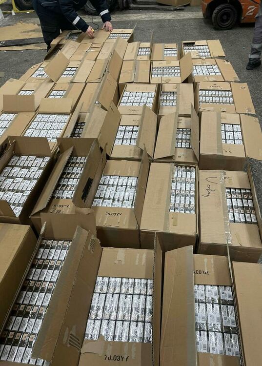 Откриха нелегални цигари в сандъци с автоаксесоари  