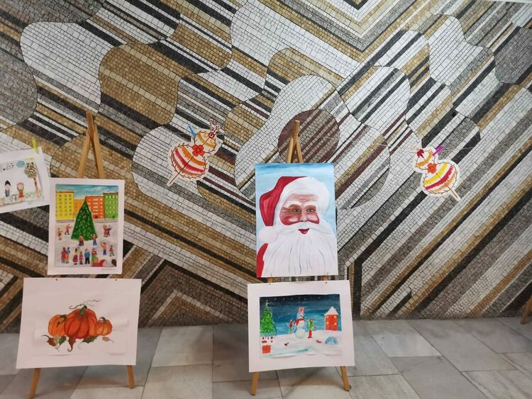 В общината подредиха коледна изложба с детски рисунки