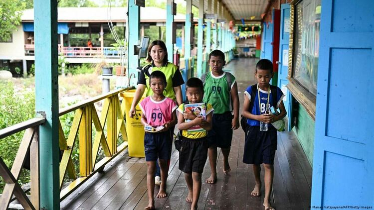 Училището в Бан Кун Самут Чин е издигнато на няколко метра над земята