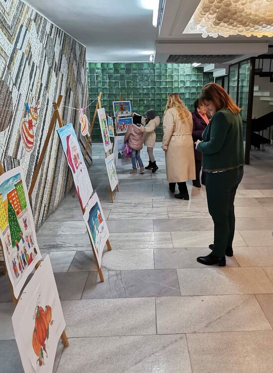 В общината подредиха коледна изложба с детски рисунки
