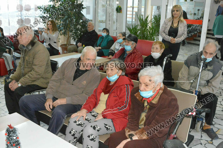 Децата от градина "Вихрогонче" стоплиха сърцата на хората от Старческия дом