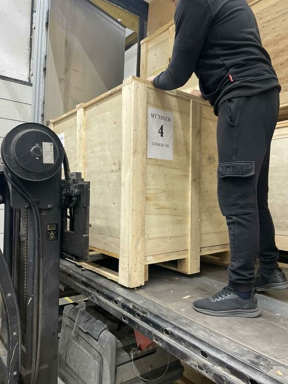 Откриха нелегални цигари в сандъци с автоаксесоари  