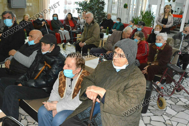 Децата от градина "Вихрогонче" стоплиха сърцата на хората от Старческия дом