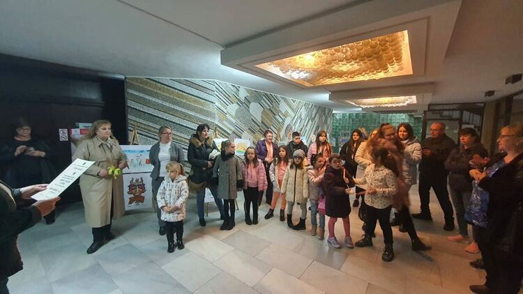 В общината подредиха коледна изложба с детски рисунки