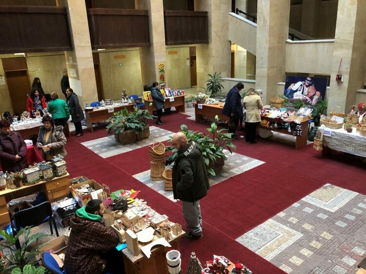 Захари Сираков откри Коледния базар в атриума на Областна администрация - Смолян