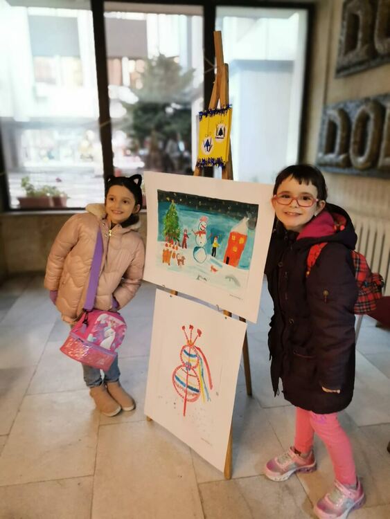 В общината подредиха коледна изложба с детски рисунки