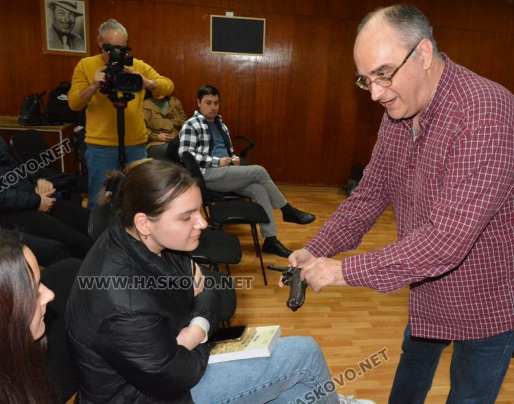 Историците от Регионалния музей в Хасково палят ученици по миналото и чрез провокации: Митю Ганев- революционер или разбойник?