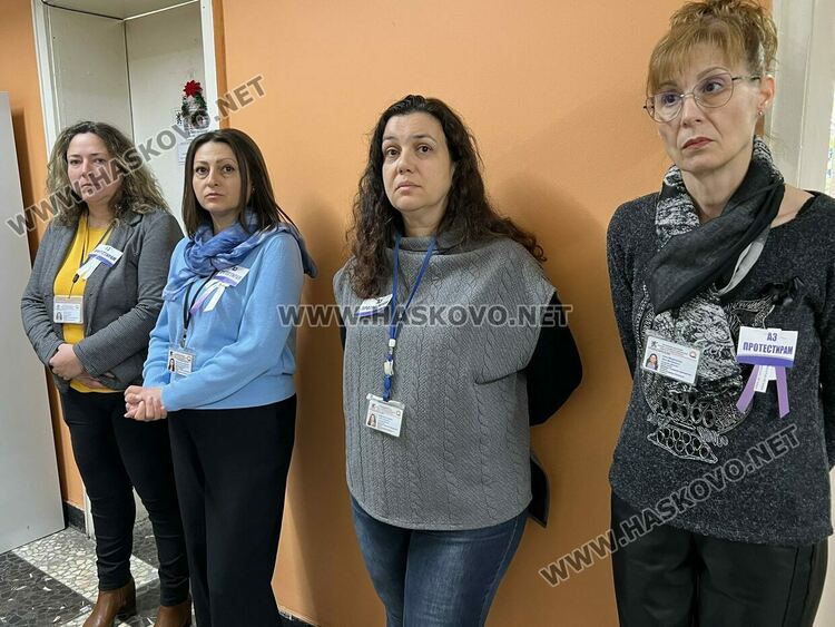 Социалните работници от Хасково в едночасов протест, но продължиха и да обслужват