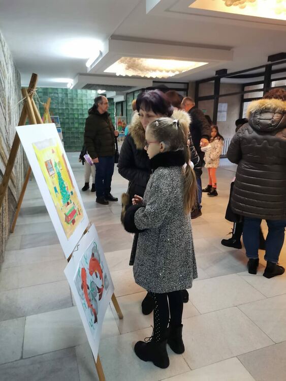 В общината подредиха коледна изложба с детски рисунки