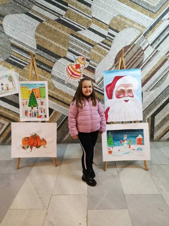 В общината подредиха коледна изложба с детски рисунки
