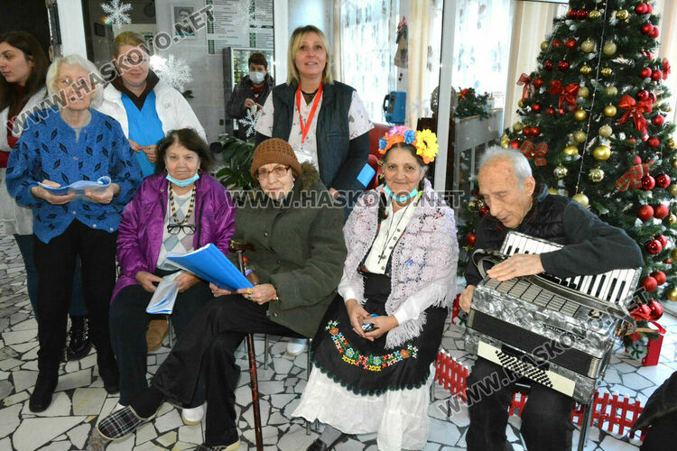 Децата от градина "Вихрогонче" стоплиха сърцата на хората от Старческия дом