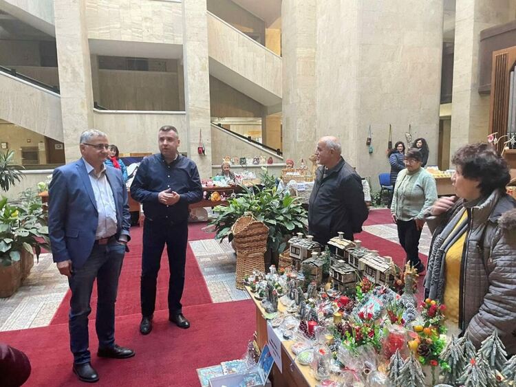 Захари Сираков откри Коледния базар в атриума на Областна администрация - Смолян