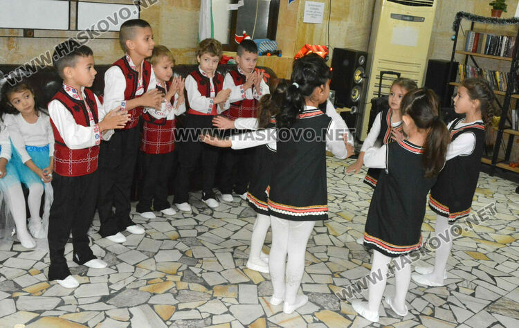 Децата от градина "Вихрогонче" стоплиха сърцата на хората от Старческия дом