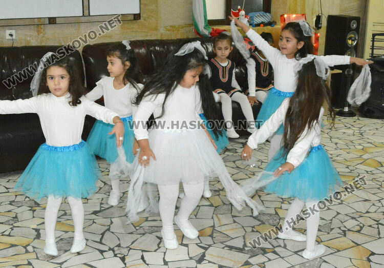 Децата от градина "Вихрогонче" стоплиха сърцата на хората от Старческия дом