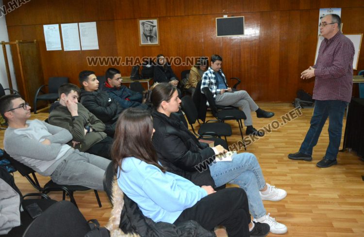 Историците от Регионалния музей в Хасково палят ученици по миналото и чрез провокации: Митю Ганев- революционер или разбойник?