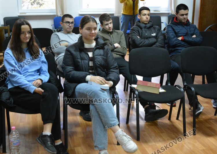 Историците от Регионалния музей в Хасково палят ученици по миналото и чрез провокации: Митю Ганев- революционер или разбойник?