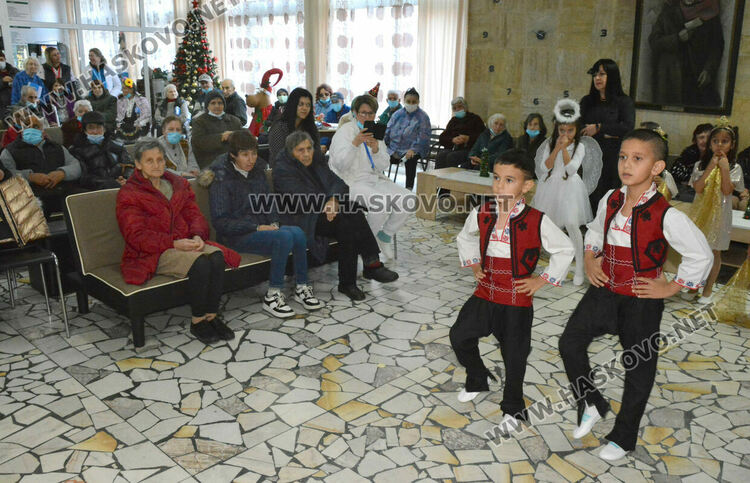 Децата от градина "Вихрогонче" стоплиха сърцата на хората от Старческия дом