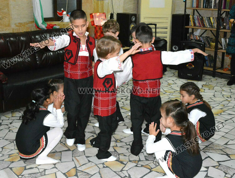 Децата от градина "Вихрогонче" стоплиха сърцата на хората от Старческия дом