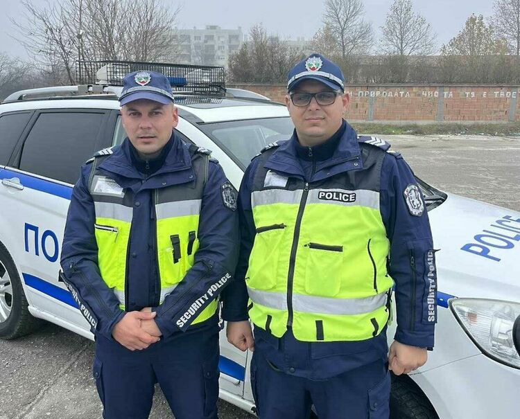 Полицаи спасиха мъж от горяща къща