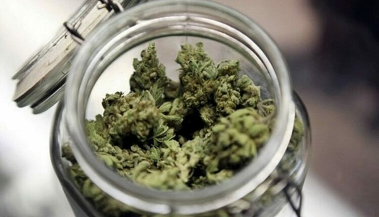 Вадят от стекове сок незаконни цигари и дрога от буркан