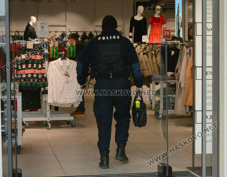 Хванаха крадла с пълна чанта дрехи от хасковски магазини