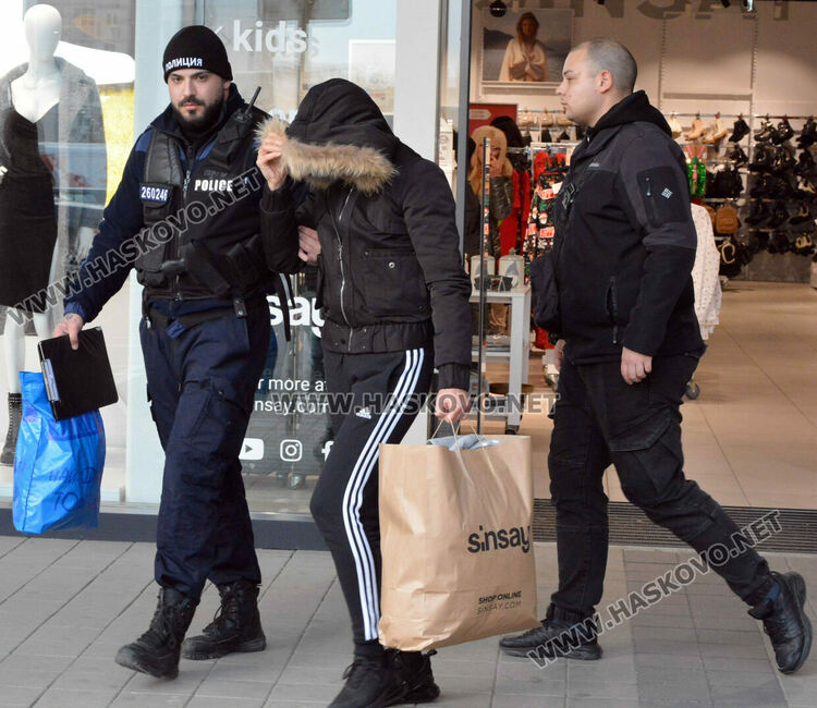 Хванаха крадла с пълна чанта дрехи от хасковски магазини
