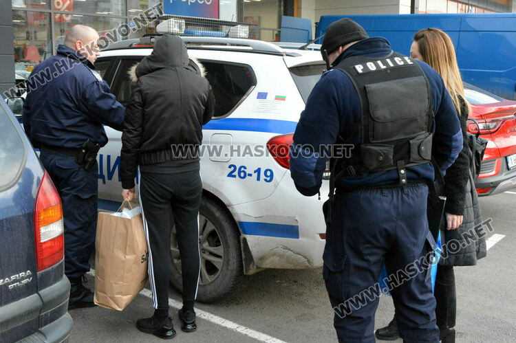 Хванаха крадла с пълна чанта дрехи от хасковски магазини